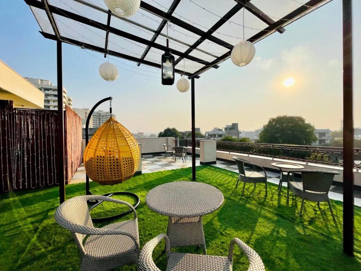 Bluo Studio4 Golf Course Road - Gym, Balcony, Lift Gurgaon Esterno foto
