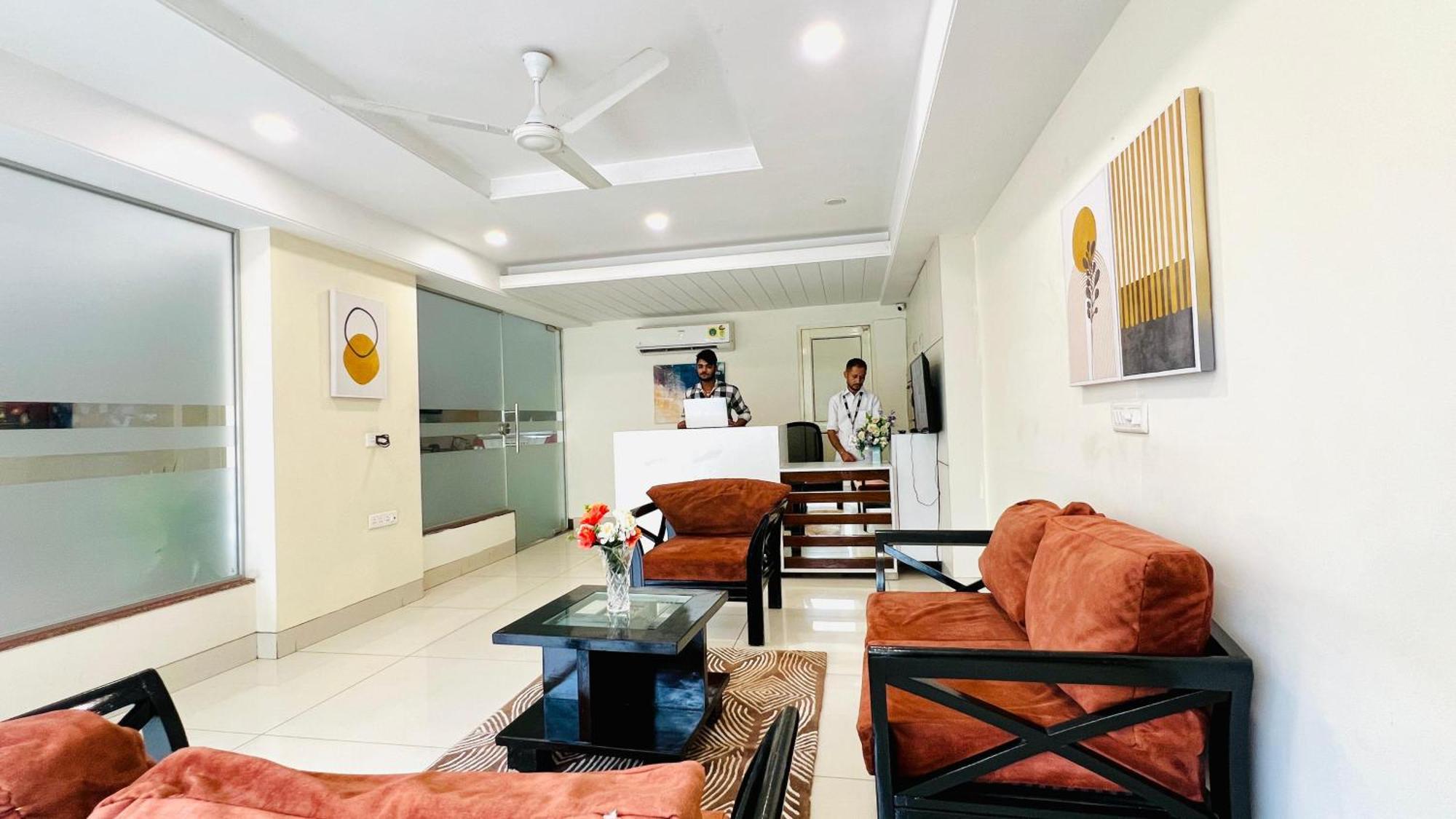 Bluo Studio4 Golf Course Road - Gym, Balcony, Lift Gurgaon Esterno foto
