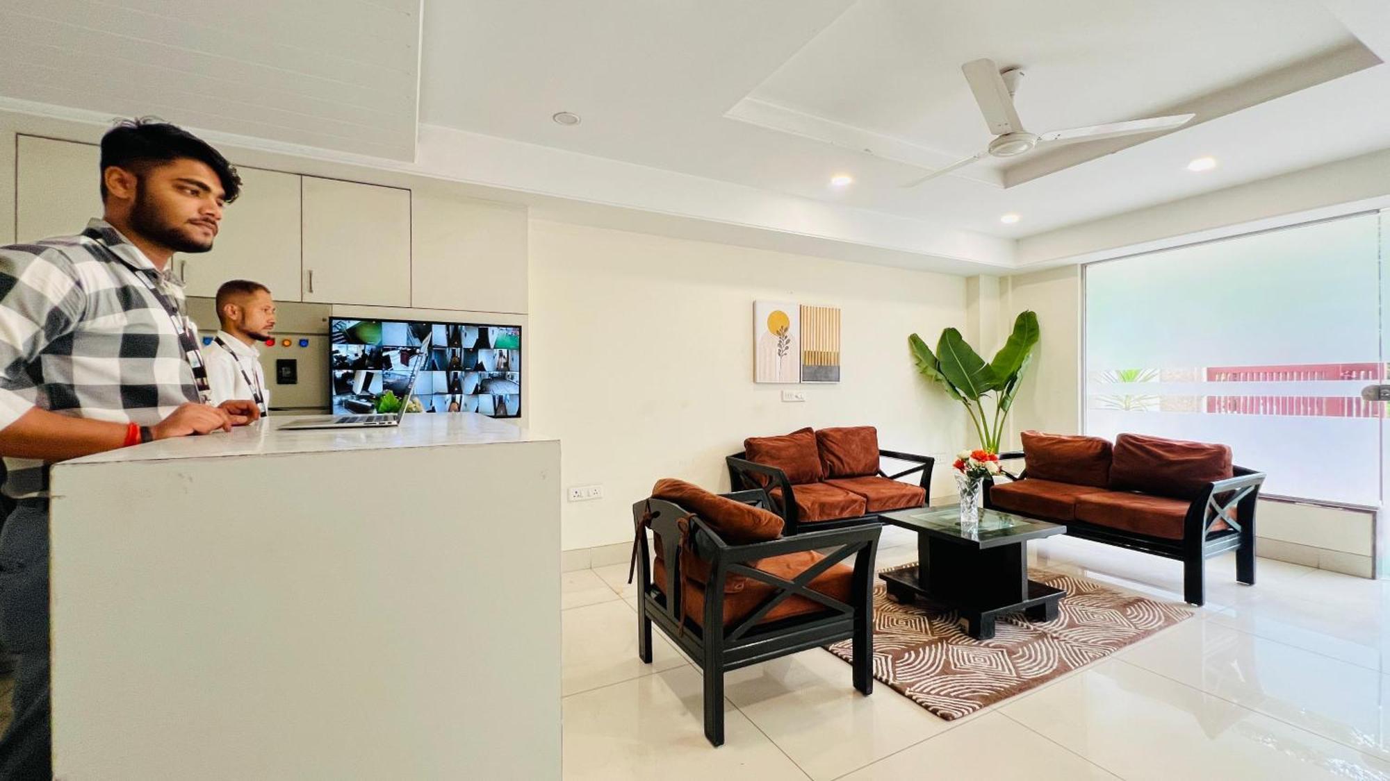 Bluo Studio4 Golf Course Road - Gym, Balcony, Lift Gurgaon Esterno foto