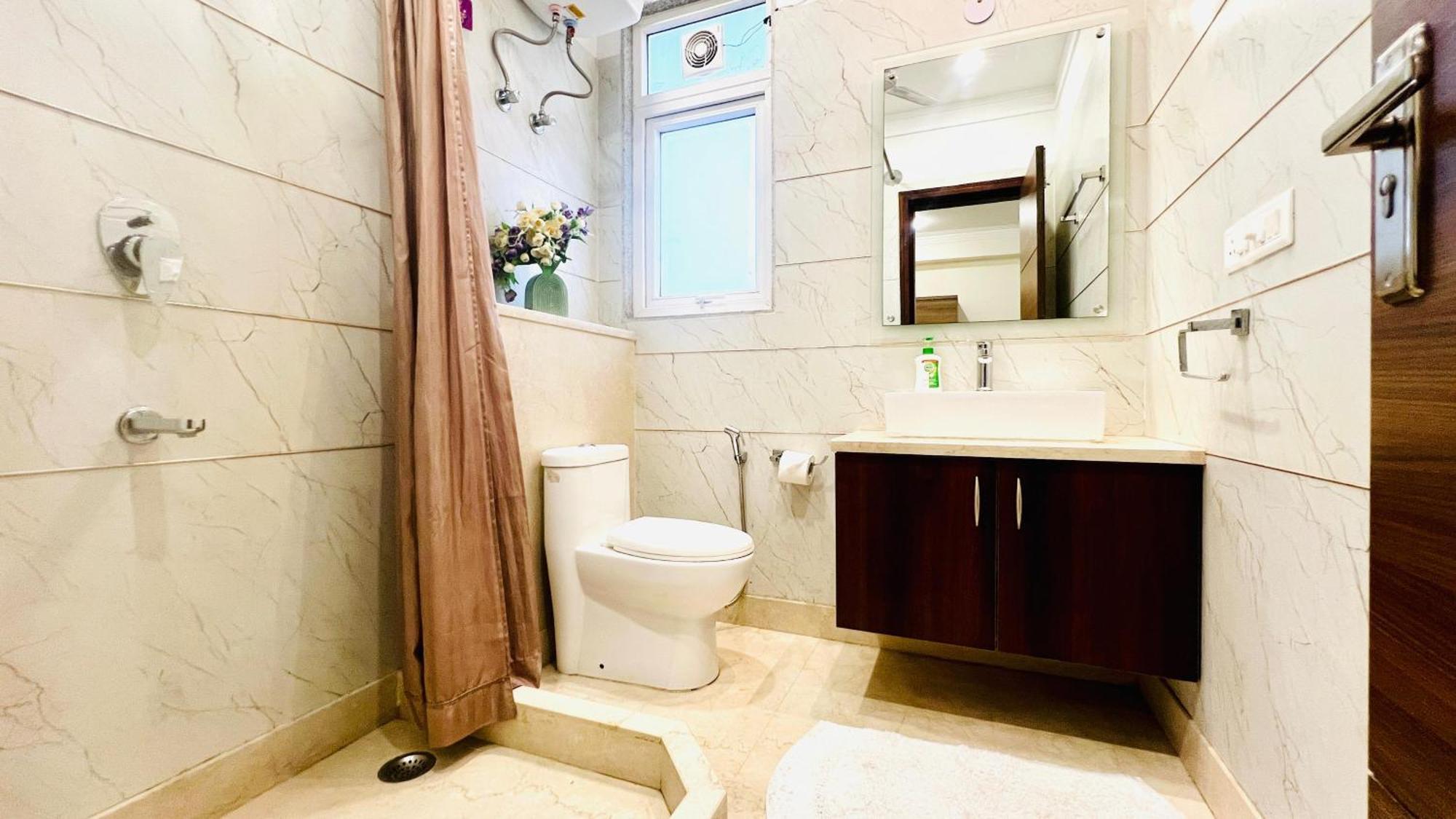 Bluo Studio4 Golf Course Road - Gym, Balcony, Lift Gurgaon Esterno foto