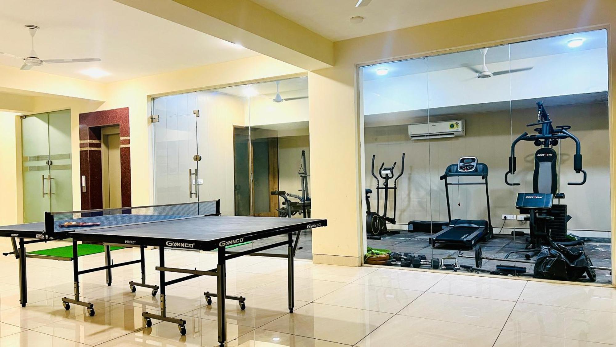 Bluo Studio4 Golf Course Road - Gym, Balcony, Lift Gurgaon Esterno foto