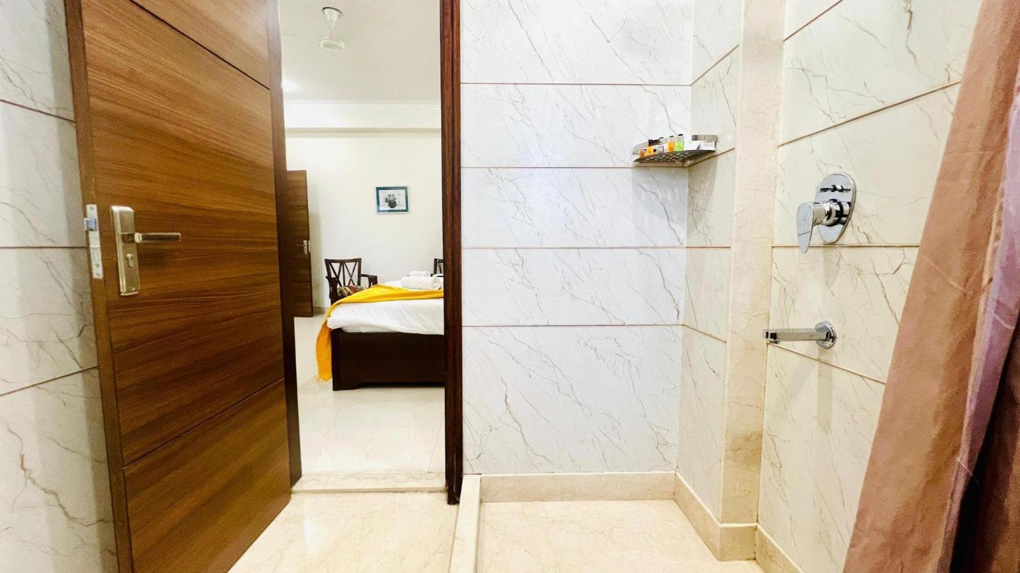 Bluo Studio4 Golf Course Road - Gym, Balcony, Lift Gurgaon Esterno foto