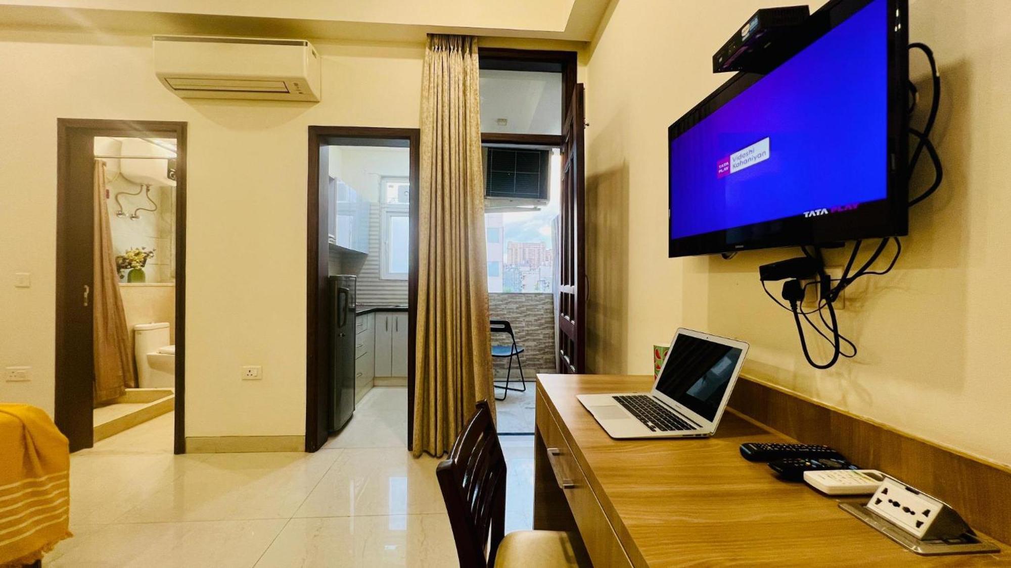 Bluo Studio4 Golf Course Road - Gym, Balcony, Lift Gurgaon Esterno foto
