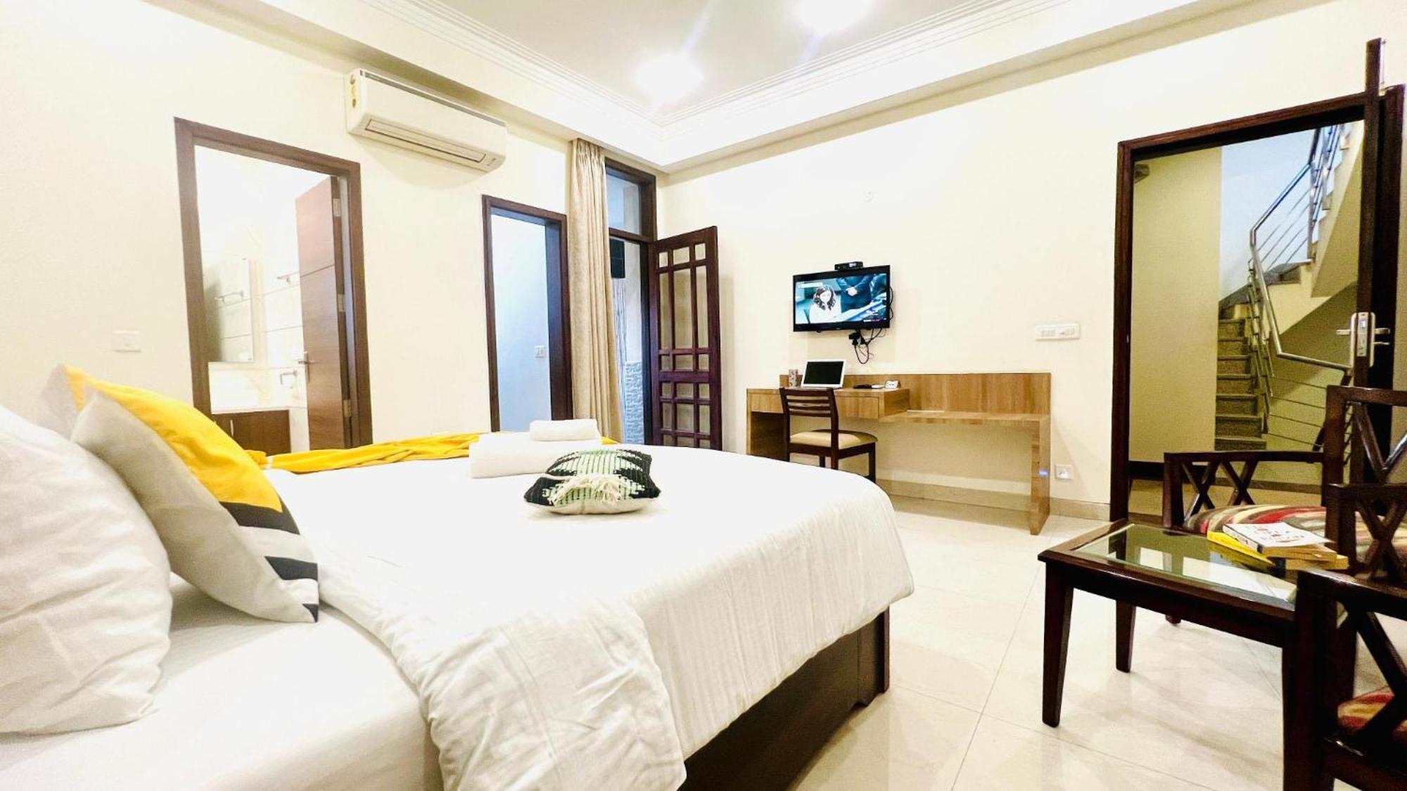 Bluo Studio4 Golf Course Road - Gym, Balcony, Lift Gurgaon Esterno foto